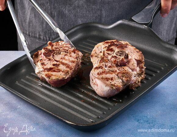 Обжарьте на высоком огне со всех сторон до характерной корочки.