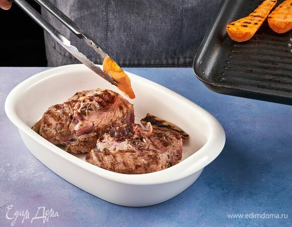 Мясо поместите в форму для запекания. Добавьте к мясу обжаренные овощи.