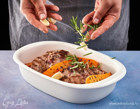 Выложите раздавленный чеснок и розмарин.