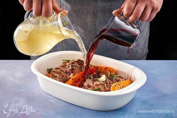 Влейте вино и бульон. Запекайте оссобуко при 180°C в течение 45 минут, время от времени поливая мясо винным соусом.