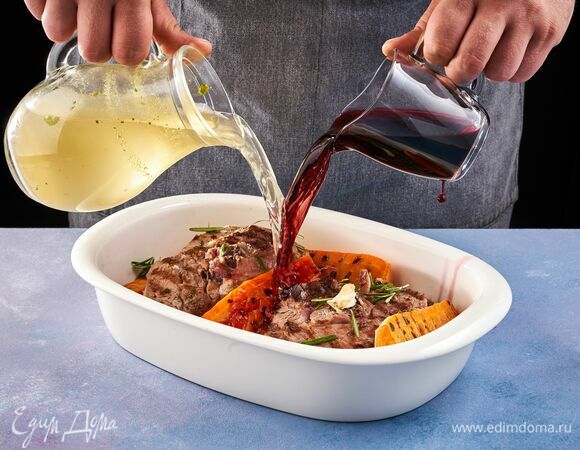 Влейте вино и бульон. Запекайте оссобуко при 180°C в течение 45 минут, время от времени поливая мясо винным соусом.