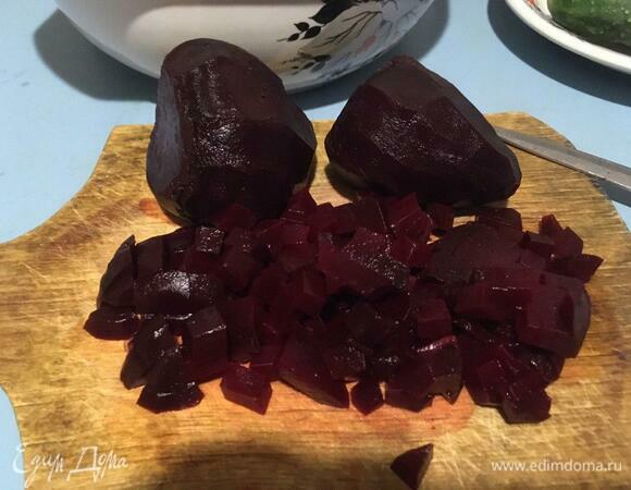 Вареную (или запеченную) свеклу почистить от кожуры и произвольно нарезать, я нарезала небольшими кубиками.