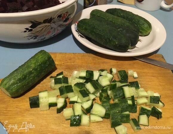 У огурцов срезать хвостики, при желании почистить от кожуры, нарезать так же, как и свеклу.