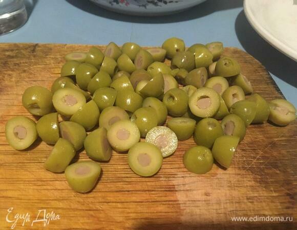 Оливки можно использовать просто без косточки или с какой-нибудь начинкой, у меня оказались фаршированные анчоусами. Каждую оливку разрезать на две части.