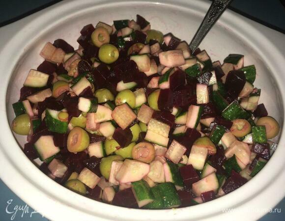Огурцы, свеклу и оливки положить в удобную глубокую тару, перемешать.