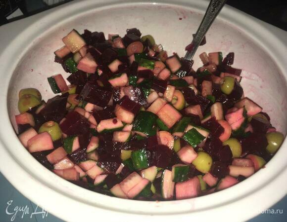 Заправить салат оливковым маслом и посолить, еще раз все перемешать.