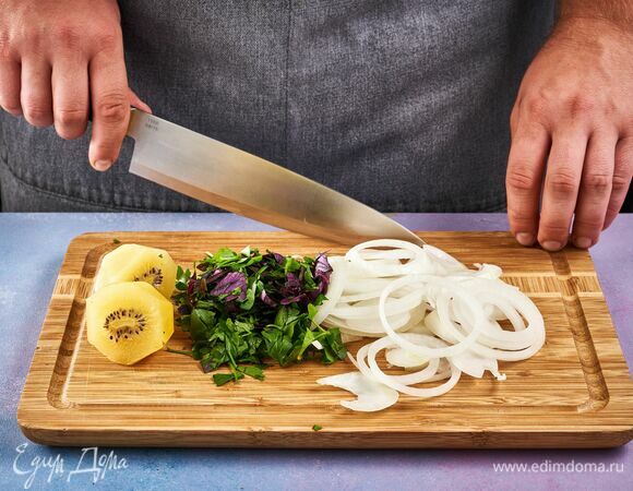 Лук очистите, нарежьте кольцами, зелень порубите. Киви очистите от кожуры.   