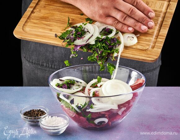 Мясо промойте и положите в глубокую миску. Овощи добавьте к мясу.