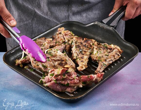 Замаринованное мясо обжарьте на сковороде-гриль с двух сторон по 3 минуты.