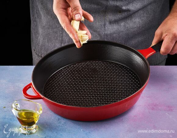 На сковороде слегка обжарьте раздавленный чеснок, сбрызнув оливковым маслом. 