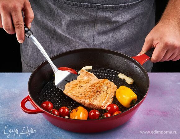 Поместите на сковороду стейк и овощи, обжарьте стейк с каждой стороны по 2 минуты. 