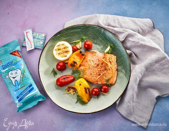 Подавайте семгу с овощами-гриль, посыпав блюдо укропом. 