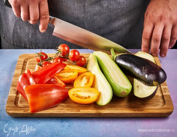 Очищенный болгарский перец, кабачок, баклажан и помидоры разрежьте пополам.
