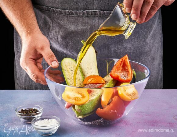 Посолите, поперчите, сбрызните растительным маслом. 