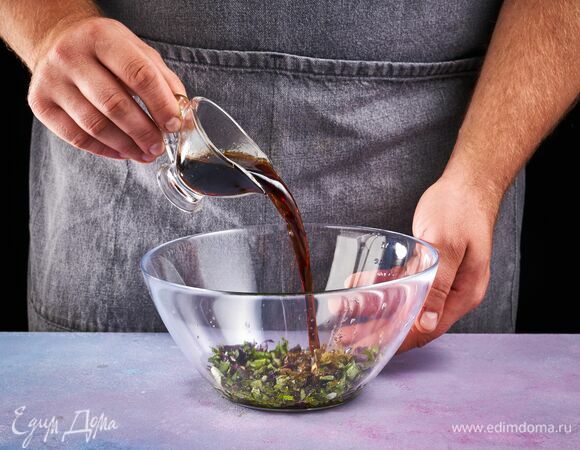 Добавьте соевый соус и перемешайте.