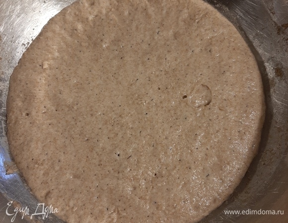 Вечером 22 г ржаного стартера смешать с 66 г воды и 66 г ржаной муки, оставить на ночь (часов на 9), это будет закваска для нашего хлеба. За ночь закваска увеличится в 1,5–2 раза и будет выглядеть как на фото. Если интересно, как приготовить закваску (стартер), пишите, расскажу, это просто, но процесс длительный.