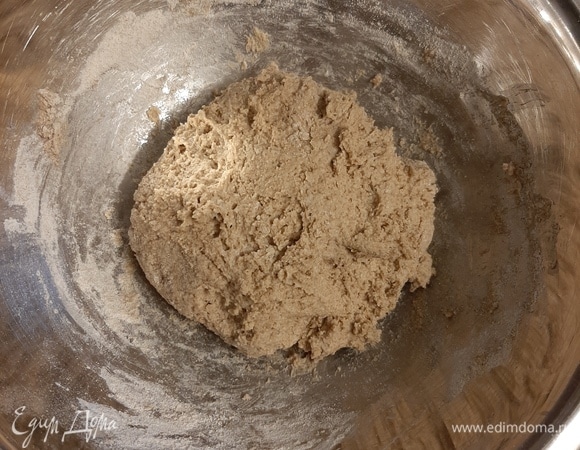 С утра в получившуюся закваску добавляем 150 г ржаной муки и 80 г воды, получается плотное липкое тесто — это наша опара. Накрываем пленкой, оставляем на 4 часа в теплом месте, опара должна увеличиться в 2 раза.