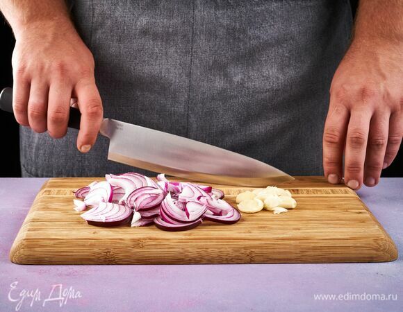 Лук нарежьте полукольцами, чеснок измельчите.