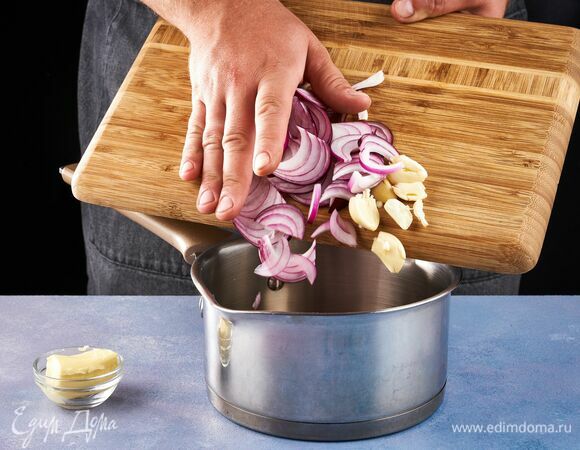 Выложите в сотейник вместе со сливочным маслом. Пассеруйте до золотистости. 
