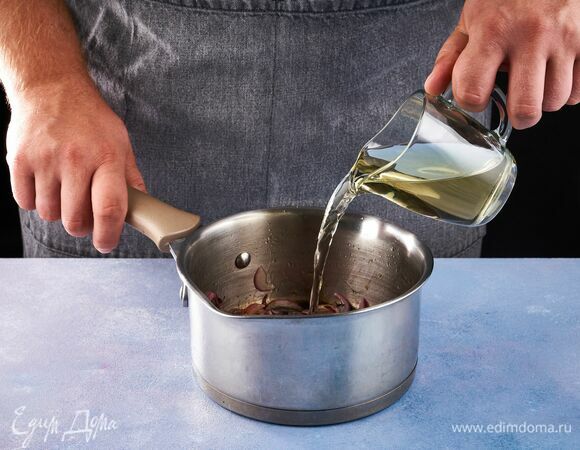 Добавьте половину всего объема вина.