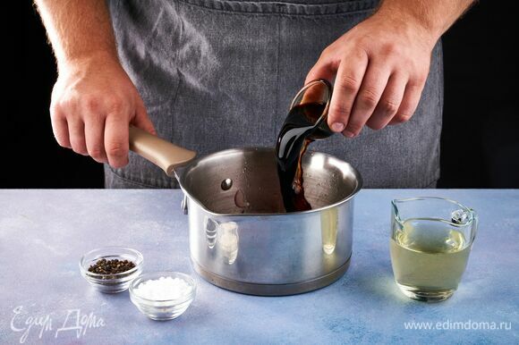 Влейте бальзамический соус, соль и перец. Перемешайте.