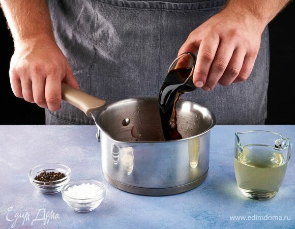 Влейте бальзамический соус, соль и перец. Перемешайте.