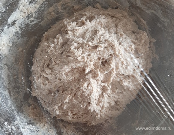 Теперь заводим тесто, добавляем в опару 152 г ржаной муки, 250 г пшеничной муки 1 сорта, 290 мл воды и 10 г соли, получается плотное и очень липкое тесто, накрываем его пленкой и оставляем на 2–2,5 часа в теплом месте.