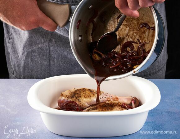 Переложите ножки в форму для запекания, добавьте зажарку.