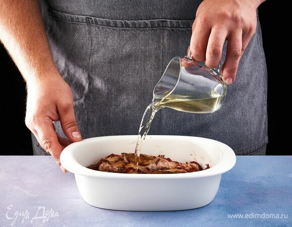 Влейте оставшееся вино, накройте фольгой и запекайте в духовке 45 минут при 180°C.
