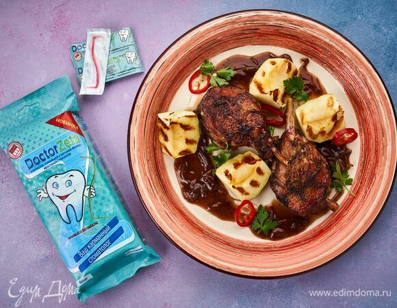 Утиные ножки в белом вине готовы! <br />
Если соус вам покажется кисловатым, добавьте во время приготовления немного сахара.