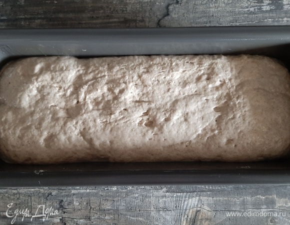 Начинаем формовать булку хлеба. Если тесто не очень жидкое, то на смоченном водой столе формируем лепешку, скатываем ее в батончик и перекладываем в смазанную топленым маслом форму швом вниз. Если тесто получилось достаточно жидкое и формовка невозможна, перекладываем тесто в форму ложкой. Разравниваем верх смоченной в воде лопаточкой или столовой ложкой, ложку/лопаточку необходимо постоянно смачивать, иначе тесто будет липнуть. Оставляем булку для расстойки на 60 минут в теплом месте. Выпекаем без пара по такой схеме: 10 минут при 250°C, 20 минут при 240°C, 20 минут при 180°C.