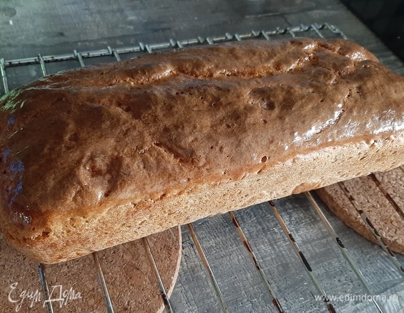 После выпечки булку остудить на решетке, ничем не накрывая, через 2–3 часа можно завернуть в льняное полотенце. Приятного вам аппетита! 😊