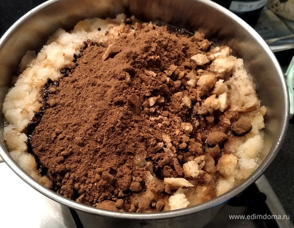 Кипятим 1 литр воды. Как только вскипела, засыпаем нашу смесь из солода и сухарей. И томим на маленьком огне, помешивая время от времени, еще минут 5–10.