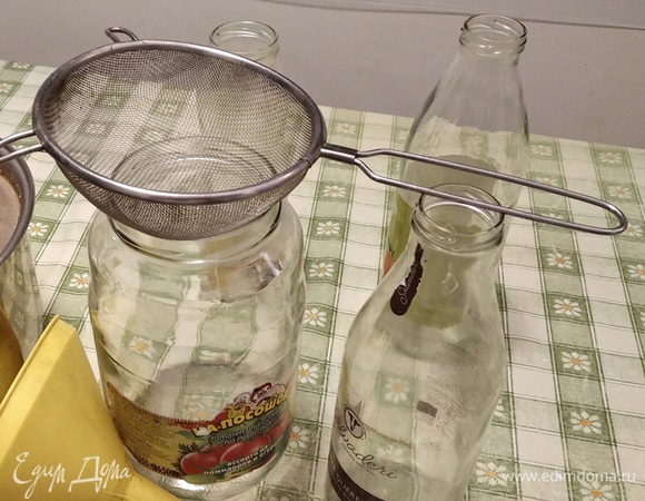 2-й день. С утра, когда содержимое кастрюли остыло, процеживаем его в другую, такого же размера, через сито. Нужно сито с не очень крупными и не очень мелкими дырочками, чтобы что-то все-таки проходило в квас, что поможет ему стать «живым». Возможно, что после процеживания жидкости (будущего кваса) станет примерно на литр меньше — кипятим дополнительно 1–1,5 литра воды и добавляем в кастрюлю (сколько возьмет). Добавляем 1 стакан сахара (можно заменить медом, можно в пропорции 50/50).