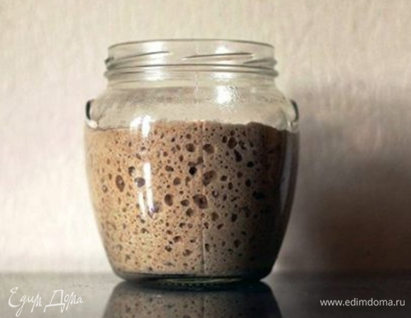 Ждем, пока жидкость полностью остынет до комнатной температуры (это важно!). И только после этого добавляем 100–120 г ржаной закваски (необязательно закваска должна быть свежей, закваску можно добавить и из ее избытков, которые обычно собираем в отдельную баночку). P. S. Если закваску добавить в горячую жидкость, то она погибнет, и на следующий день вы не увидите пены на поверхности кваса. В этом случае придется заново добавить 100 г закваски и ждать еще сутки. На этом работу на сегодня заканчиваем. Оставляем кастрюлю в теплом месте до завтра (я опять ставлю в выключенную духовку).