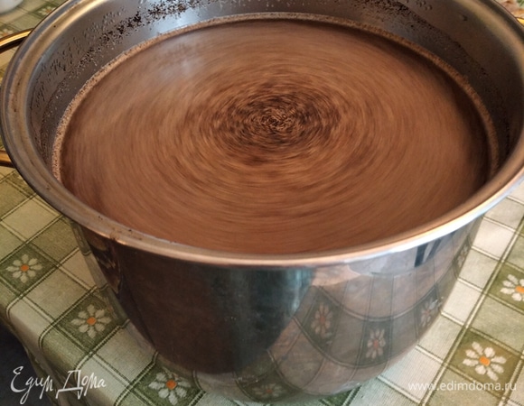 3-й день. Наш квас немножко посветлел. Проверяем его на пену. Если пена есть и по поверхности «стреляют» маленькие пузырьки, значит, квас готов, можно и нужно (!) его разливать по бутылкам и отправлять в холодильник. На этом этапе важно не передержать квас в тепле!