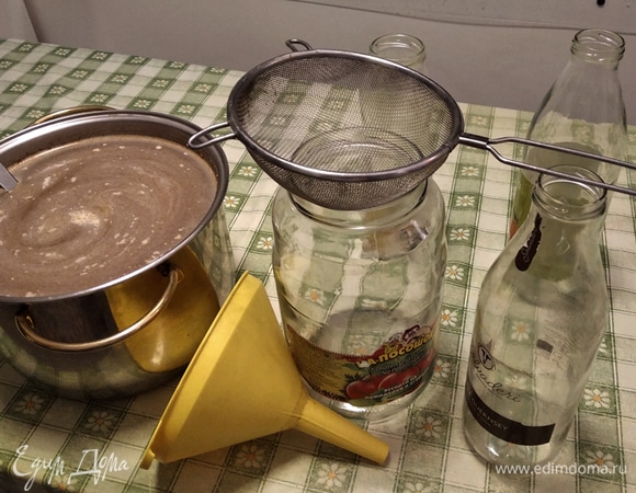 Разливаем квас по бутылкам через то же самое сито. Если вам покажется, что квас недостаточно сладкий, то в бутылки можно добавить немного сахара/меда.