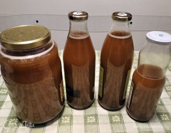 Наши бутылочки отправляются в холодильник. Получилось где-то 5,5 литров кваса. Квас будет готов на следующий день после постановки в холодильник.