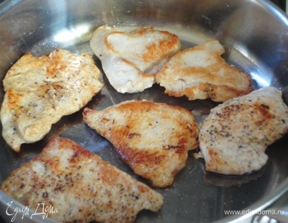 Грудки индейки нарезать тонкими кусочками, слегка отбить и обжарить в хорошо разогретом масле с обеих сторон до подрумянивания.