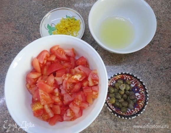 Помидоры очистить от кожицы, нарезать крупными кубиками. С лимона снять цедру и выдавит сок. Каперсы промыть.