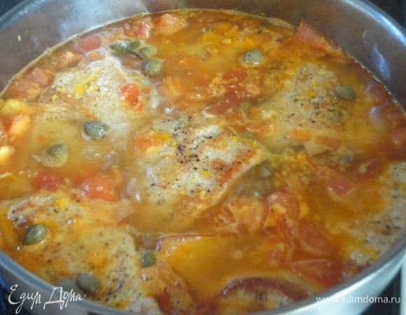 Помидоры добавить к мясу. Потушить 2 минуты. Затем вылить лимонный сок и бульон и добавить цедру, сахар и каперсы. Отрегулировать вкус на соль и остроту, довести до кипения и готовить при медленном кипении 10 минут.