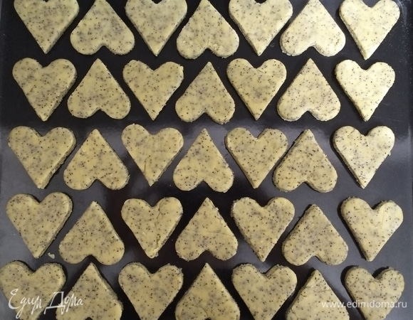 Через 30 минут достаем тесто из холодильника, раскатываем в тонкий блин толщиной 2–3 мм и даем волю фантазии... У меня сегодня романтическое настроение, поэтому сердечки. Выпекать 7–8 минут при 200°С. Приятного чаепития 😊