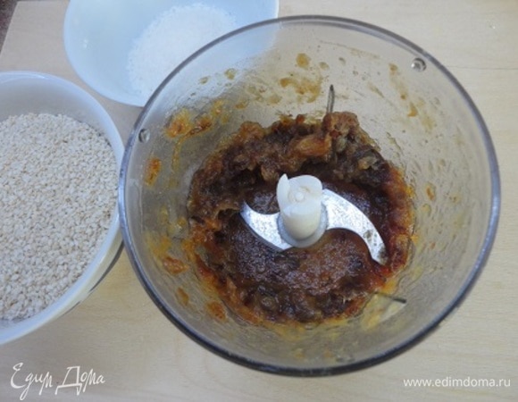 Залейте финики водой так, чтобы она только покрывала их. Доведите до кипения и отставьте минут на 15. Включите духовку для разогрева на 180°C. Измельчите финики с 3–4 ложками воды в пюре.