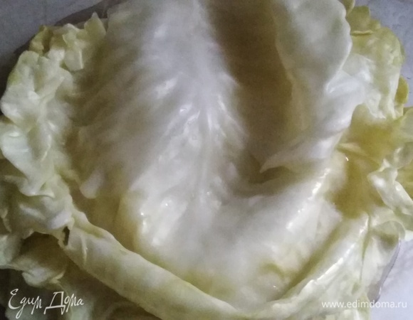 Подготовить капусту, как для обычных голубцов, любым удобным для вас способом. Я делаю ее в пароварке. Отрезаю кочерыжку у основания. Кладу кочан в пароварку и под крышкой на пару парю 30–40 минут, пока листья не станут мягкими. Затем разбираю кочан.