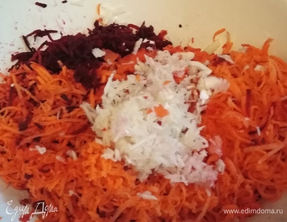 Свеклу, морковь, чеснок натереть на мелкой терке. Добавить соль, кориандр, перец. Перемешать.