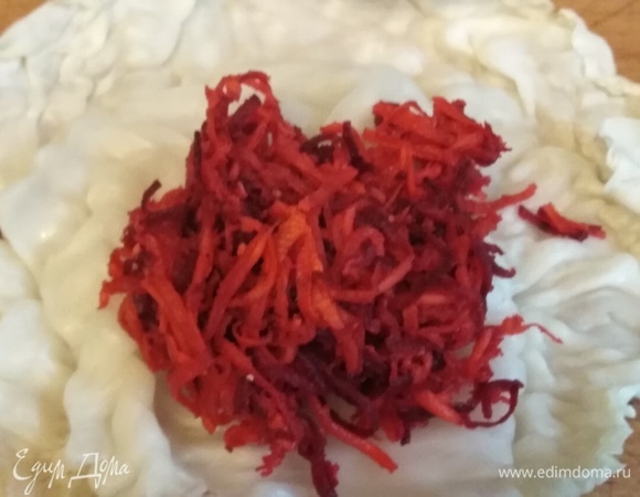 На подготовленные капустные листья выложить начинку. Туго завернуть.