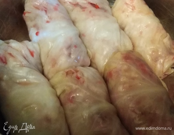 Сложить подготовленные голубцы в глубокую кастрюлю.
