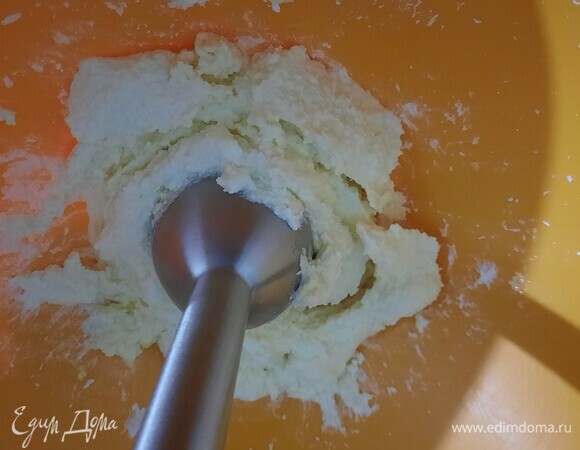 Творог, ванилин, кокосовую стружку, соль, сахар, яйцо пробиваем блендером.