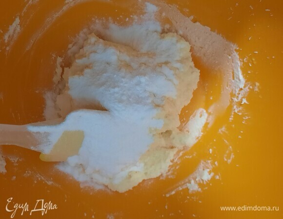 Добавляем рисовую муку (можно пшеничную или манку) и разрыхлитель, хорошо все перемешиваем.