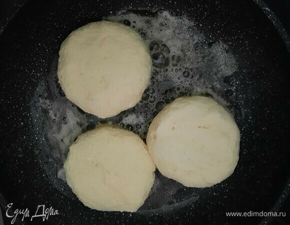 Формируем сырники (я смочила руки водой, чтобы тесто не приставало). Выкладываем на разогретую сковороду со сливочным маслом. Выпекаем с каждой стороны по 5 минут (при небольшой температуре, я выставила 100°C) с закрытой крышкой.